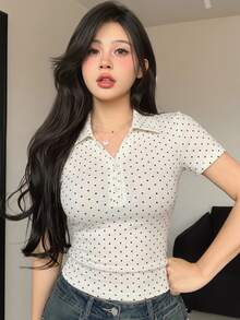 DAZY 女款修身休閒短袖 Polo 衫，黑色配白色波點，春夏運動風 Y2K T-shirt - 白色 - 查看 3