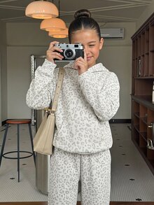 SHEIN 青少年女孩豹紋長袖口袋連帽衛衣與運動長褲休閒套裝 - 淺灰色 - 查看 13