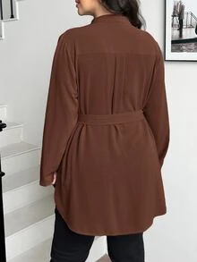 SHEIN Essnce 大尺碼女款秋冬春季休閒優雅寬鬆長袖棕色長版襯衫，V領開襟，職場辦公正式上衣，教師上衣，秋季上衣 - 棕色 - 查看 3