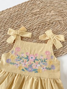 SHEIN 2件組幼兒女嬰背心短褲套裝，可愛甜美公主風，黃色花卉刺繡蝴蝶結，無袖方領，休閒海灘夏季芭蕾獨角獸套裝 - 黃色 - 查看 7