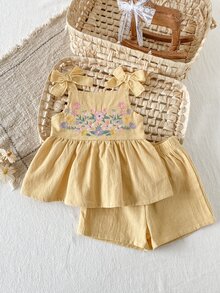 SHEIN 2件組幼兒女嬰背心短褲套裝，可愛甜美公主風，黃色花卉刺繡蝴蝶結，無袖方領，休閒海灘夏季芭蕾獨角獸套裝 - 黃色 - 查看 4