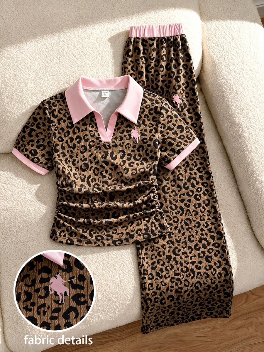 SHEIN 女童學院風棕色豹紋拼接領口兩件套,上衣配粉色彼得潘領、V領、粉色滾邊袖口、抽褶腰部設計,自然修身版型;搭配寬腿褲,彈性腰頭,精緻馬匹圖案裝飾,簡約百搭,適合休閒日常穿著與度假 - 棕色 - 查看 1