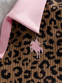 SHEIN 女童學院風棕色豹紋拼接領口兩件套，上衣配粉色彼得潘領、V領、粉色滾邊袖口、抽褶腰部設計，自然修身版型；搭配寬腿褲，彈性腰頭，精緻馬匹圖案裝飾，簡約百搭，適合休閒日常穿著與度假 - 棕色 - 查看 7