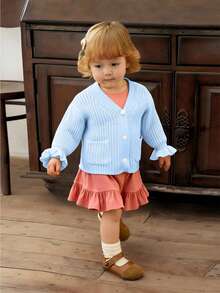 SHEIN Vintaside Kids 1件女童針織開襟衫，極簡風，純色，V領，單排扣，對稱雙口袋，獨特荷葉邊袖口，鏤空白色針織，百搭上衣，適合外出，春秋穿著 - 淺藍色 - 查看 5