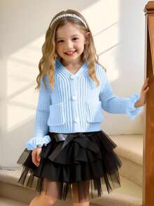 SHEIN Vintaside Kids 1件女童針織開襟衫，極簡風，純色，V領，單排扣，對稱雙口袋，獨特荷葉邊袖口，鏤空白色針織，百搭上衣，適合外出，春秋穿著 - 淺藍色 - 查看 2