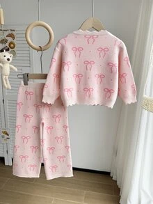 SHEIN 女童 2 件套針織套裝，圓領開襟衫搭配提花蝴蝶結設計，精緻厚實工藝 + 針織長褲，舒適柔軟粉色，甜美休閒優雅簡約風，適合秋冬旅行、出遊、派對、戶外日常穿著 - 粉色 - 查看 3