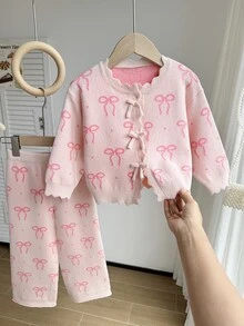 SHEIN 女童 2 件套針織套裝，圓領開襟衫搭配提花蝴蝶結設計，精緻厚實工藝 + 針織長褲，舒適柔軟粉色，甜美休閒優雅簡約風，適合秋冬旅行、出遊、派對、戶外日常穿著 - 粉色 - 查看 7