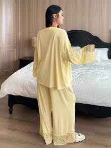Dazy Plus 時尚 3 件式居家服套裝，修身細肩帶背心、對比蕾絲開襟衫、長褲，優雅大尺碼女款秋季睡衣套裝 - 黃色 - 查看 2
