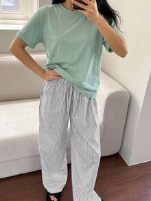 DAZY 極簡風 T-shirt 上衣與條紋睡褲家居服套裝 - 綠色 - 查看 3