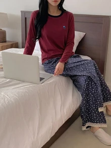 DAZY 2件組花卉圖案拼色短袖T恤與長款睡褲套裝，夏季女款睡衣套裝 - 酒紅色 - 查看 6