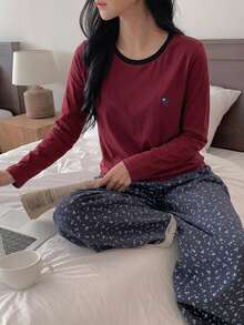 DAZY 2件組花卉圖案拼色短袖T恤與長款睡褲套裝，夏季女款睡衣套裝 - 酒紅色 - 查看 3