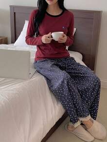 DAZY 2件組花卉圖案拼色短袖T恤與長款睡褲套裝，夏季女款睡衣套裝 - 酒紅色 - 查看 4