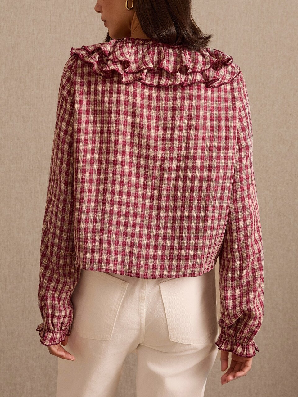 Burgunderrote karierte Bluse mit rundem Ausschnitt, breiten Rüschen und langen Puffärmeln im Vintage-Stil