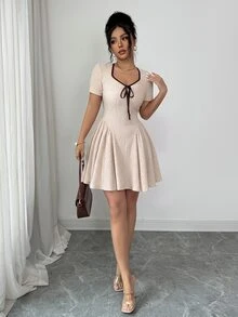Elenzga 女款休閒可愛棕色條紋針織羅紋短洋裝，甜心領、常規短袖、喇叭下擺，芭蕾風 Coachella 約會夏季穿搭 - 杏色 - 查看 4