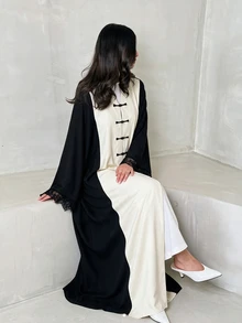 Yasveil 黑色奶油色拼接青蛙鈕扣長袍，蕾絲袖口長袖拼接端莊長款長袍，適合初秋宗教節慶宴會場合 - 彩色 - 查看 5
