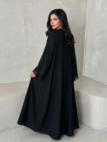 Yasveil 黑色奶油色拼接青蛙鈕扣長袍，蕾絲袖口長袖拼接端莊長款長袍，適合初秋宗教節慶宴會場合 - 彩色 - 查看 3