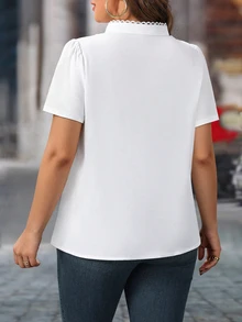 SHEIN LUNE CURVE 大码纯色前扣蕾丝拼接优雅短袖衬衫 - 白色 - 查看 2