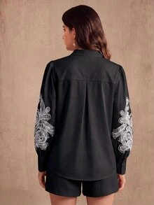 Anewsta 女款優雅法式秋冬教師節重工鏤空貼花刺繡長袖寬鬆襯衫，適合晚餐與辦公，黑白配色 - 黑色 - 查看 2