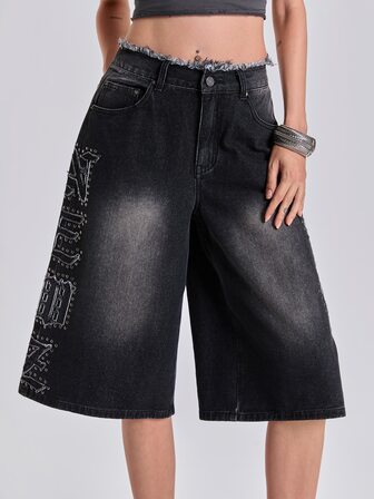 Pantalon en jean mi-long à jambes droites super ample, style streetwear Y2K Millennium, avec patchwork de feuille métallique et police gothique, pour l'été, l'automne, l'hiver et le printemps