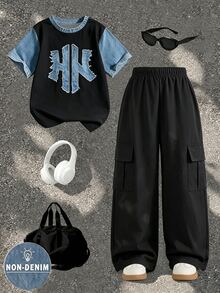 SHEIN 2件組青少年男孩休閒酷風英文標語印花時尚圓領短袖T恤與寬腿工裝褲套裝，適合假期派對、春夏穿著，舒適易穿，夏季必備時尚休閒穿搭，春夏街頭風，開學季與戶外活動適用 - 彩色 - 查看 2