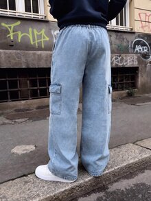 SHEIN 青少年男孩彈性腰寬鬆版型工裝牛仔褲，休閒街頭風多口袋寬腿牛仔褲，適合學校日常穿著與戶外活動 - 淺色水洗藍 - 查看 2