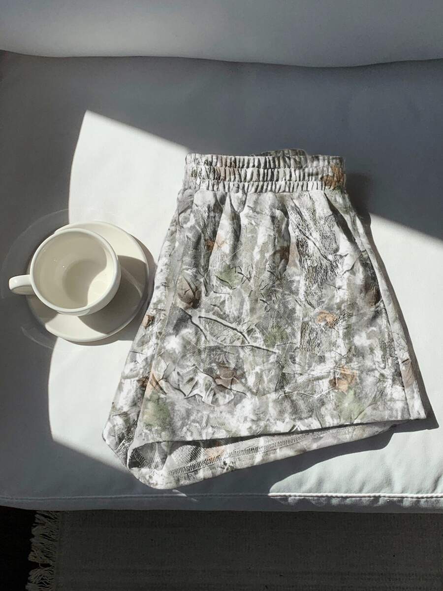 Comfortcana 女款休閒保守版寬鬆復古迷彩樹枝印花中腰鬆弛短褲,飄逸開學海灘運動度假灰色迷彩夏季短褲 - 彩色 - 查看 1