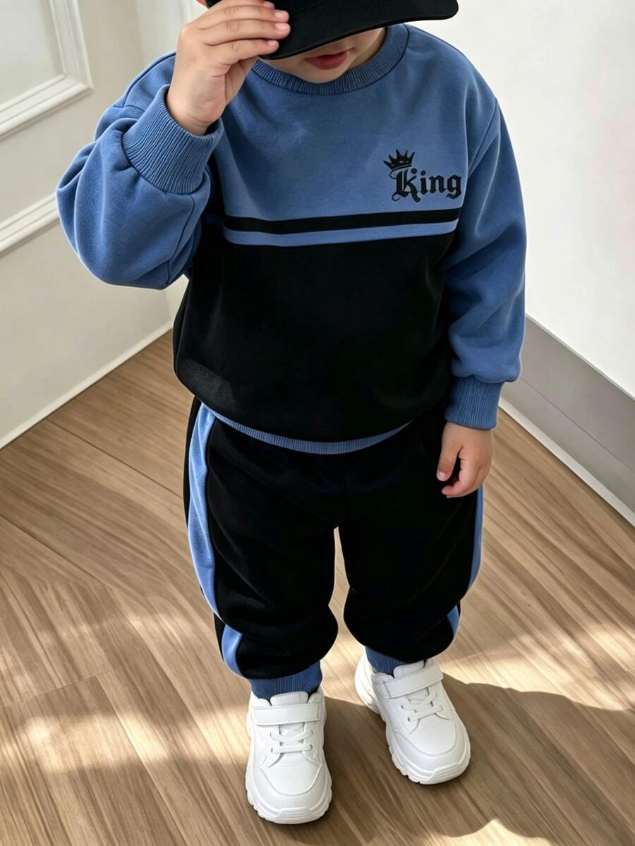 SHEIN 2件組小男孩時尚簡約舒適圓領運動衫與運動長褲套裝，簡約酷感英文字母滿版印花設計，適合假期聚會與派對，休閒舒適，小男孩春夏秋冬的首選，時尚休閒穿搭，春夏秋冬街頭風，適合學校與聚會的休閒穿著