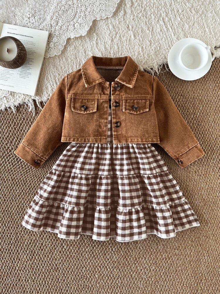 SHEIN Vintaside Kids قطعتان جاكيت جينز + فستان للبنات الصغيرات بطبعة مربعات بنية لطيفة مع كشكشة متعددة الطبقات وأكمام طويلة وياقة عادية للعودة إلى المدرسة في فصل الخريف بأسلوب أميرة مريح وجميل - كاكي - مشاهدة 1
