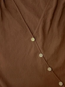 Linhara CURVE Kemeja Wanita Ukuran Besar Warna Polos Katun Leher V Kancing Dekorasi Lengan Ikat Kasual Liburan Musim Semi Musim Gugur - Coklat - View 4