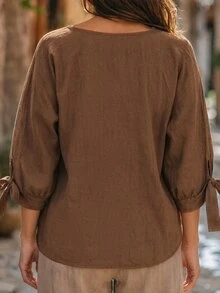 Linhara CURVE Kemeja Wanita Ukuran Besar Warna Polos Katun Leher V Kancing Dekorasi Lengan Ikat Kasual Liburan Musim Semi Musim Gugur - Coklat - View 2
