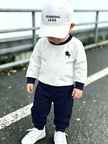 2件組男嬰秋冬衛衣套裝，時尚百搭簡約休閒款，對比色領口與袖口長袖上衣搭配純色休閒運動長褲，寬鬆舒適，胸前馬術印花增添質感，適合男嬰日常舒適休閒穿著、外出與玩耍，春季/秋季百搭耐穿 - 寶藍色 - 查看 1