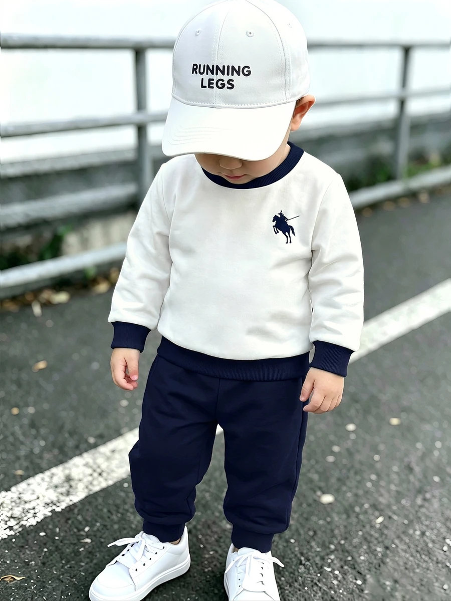 2件組男嬰秋冬衛衣套裝,時尚百搭簡約休閒款,對比色領口與袖口長袖上衣搭配純色休閒運動長褲,寬鬆舒適,胸前馬術印花增添質感,適合男嬰日常舒適休閒穿著、外出與玩耍,春季/秋季百搭耐穿 - 寶藍色 - 查看 1