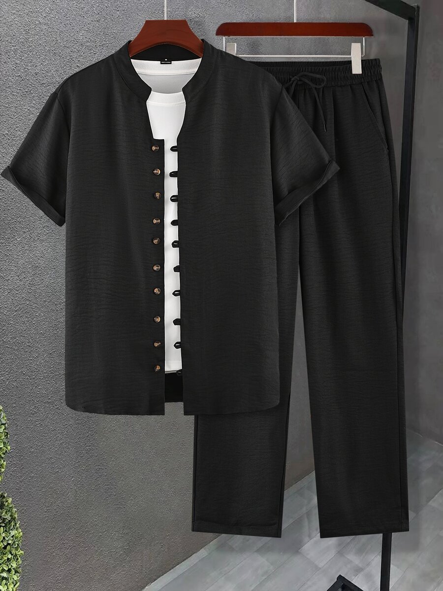 Manfinity Homme 男士舒適純色細斜紋布料小立領短袖襯衫與抽繩鬆緊腰長褲套裝,休閒度假、朋友約會、雞尾酒會、沙龍、聚會、日常辦公、極簡商務風格,特別適合春夏季節,適合自穿或送給朋友 - 黑色 - 查看 1