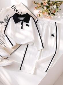 SHEIN Playful Pals 女童學院風拼色 Polo 兩件套，白色與黑色對比領上衣搭配側條紋寬腿褲，經典馬術刺繡休閒套裝，春秋極簡俐落版型，適合上學與外出，清新百搭造型 - 白色 - 查看 5