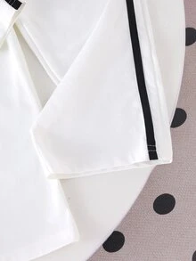 SHEIN Playful Pals 女童學院風拼色 Polo 兩件套，白色與黑色對比領上衣搭配側條紋寬腿褲，經典馬術刺繡休閒套裝，春秋極簡俐落版型，適合上學與外出，清新百搭造型 - 白色 - 查看 8