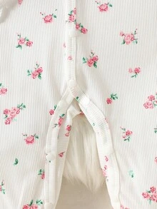 SHEIN 新生女嬰白色花卉連身衣+帽子+手套+圍兜+髮飾+包巾6件套，長袖連腳連身衣，前扣鈕扣開合，蕾絲拼接甜美可愛風，柔軟面料，適合滿月禮物、出生賀禮禮盒套裝 - 白色 - 查看 11
