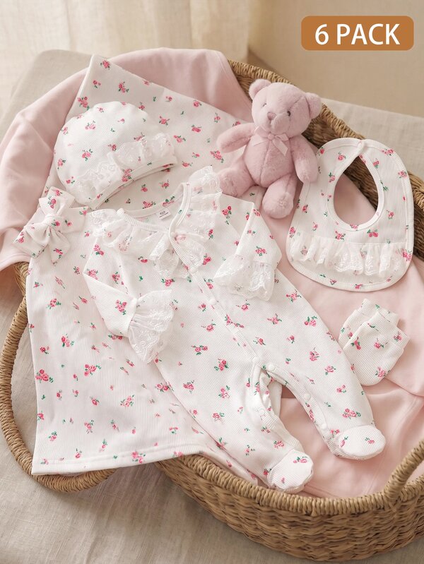 SHEIN Newborn Girl White Floral Romper + Hat + Gloves + Bib + Hair Accessory + Swaddle 6-Piece Set, Long Sleeve Footed Romper With Front Button Closure, Lace Patchwork Sweet And Cute Style, Soft Fabric, Suitable For Full Month Gift, Birth Greeting Gift Box Set