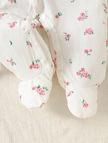 SHEIN 新生女嬰白色花卉連身衣+帽子+手套+圍兜+髮飾+包巾6件套，長袖連腳連身衣，前扣鈕扣開合，蕾絲拼接甜美可愛風，柔軟面料，適合滿月禮物、出生賀禮禮盒套裝 - 白色 - 查看 12