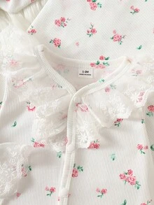 SHEIN 新生女嬰白色花卉連身衣+帽子+手套+圍兜+髮飾+包巾6件套，長袖連腳連身衣，前扣鈕扣開合，蕾絲拼接甜美可愛風，柔軟面料，適合滿月禮物、出生賀禮禮盒套裝 - 白色 - 查看 7