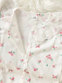 SHEIN 新生女嬰白色花卉連身衣+帽子+手套+圍兜+髮飾+包巾6件套，長袖連腳連身衣，前扣鈕扣開合，蕾絲拼接甜美可愛風，柔軟面料，適合滿月禮物、出生賀禮禮盒套裝 - 白色 - 查看 6