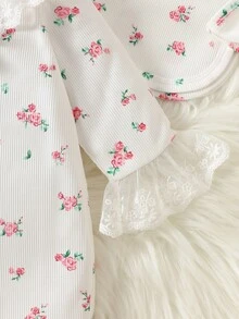 SHEIN 新生女嬰白色花卉連身衣+帽子+手套+圍兜+髮飾+包巾6件套，長袖連腳連身衣，前扣鈕扣開合，蕾絲拼接甜美可愛風，柔軟面料，適合滿月禮物、出生賀禮禮盒套裝 - 白色 - 查看 8
