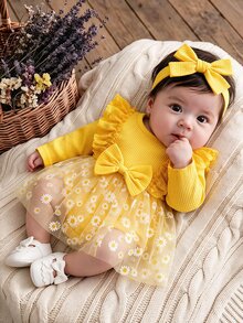 SHEIN Playful Pals 新生女嬰黃色直條紋蝴蝶結拼接雛菊網紗洋裝與髮帶兩件套 - 黃色 - 查看 1