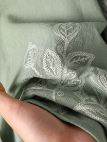 Rusticease 植物刺繡休閒鄉村風襯衫長褲套裝 女款亞麻上衣兩件套 秋季野餐旅行穿搭 鼠尾草綠 - 綠色 - 查看 10