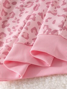 SHEIN Elladie kids 2件組少女甜酷風3D蝴蝶結裝飾粉色上衣+粉色喇叭褲套裝，黑色與粉色上衣配多個白色蝴蝶結，粉色豹紋喇叭褲，時尚甜酷美學，可愛混搭風，適合開學季、外出與街頭穿搭 - 粉色 - 查看 8