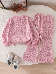 SHEIN Elladie kids 2件組少女甜酷風3D蝴蝶結裝飾粉色上衣+粉色喇叭褲套裝，黑色與粉色上衣配多個白色蝴蝶結，粉色豹紋喇叭褲，時尚甜酷美學，可愛混搭風，適合開學季、外出與街頭穿搭 - 粉色 - 查看 2