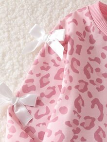 SHEIN Elladie kids 2件組少女甜酷風3D蝴蝶結裝飾粉色上衣+粉色喇叭褲套裝，黑色與粉色上衣配多個白色蝴蝶結，粉色豹紋喇叭褲，時尚甜酷美學，可愛混搭風，適合開學季、外出與街頭穿搭 - 粉色 - 查看 3