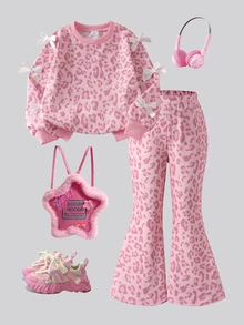 SHEIN Elladie kids 2件組少女甜酷風3D蝴蝶結裝飾粉色上衣+粉色喇叭褲套裝，黑色與粉色上衣配多個白色蝴蝶結，粉色豹紋喇叭褲，時尚甜酷美學，可愛混搭風，適合開學季、外出與街頭穿搭 - 粉色 - 查看 1