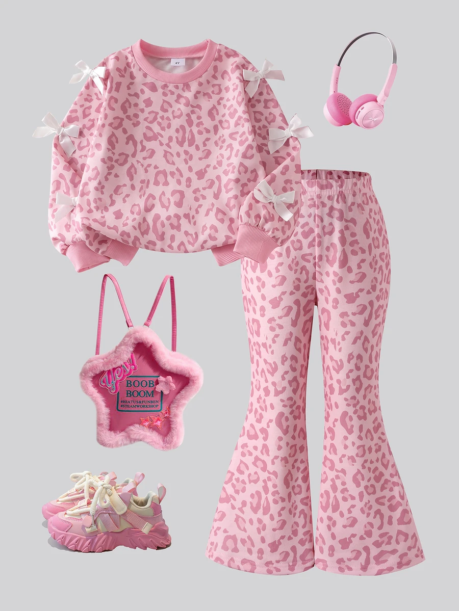 SHEIN Elladie kids 2件組少女甜酷風3D蝴蝶結裝飾粉色上衣+粉色喇叭褲套裝,黑色與粉色上衣配多個白色蝴蝶結,粉色豹紋喇叭褲,時尚甜酷美學,可愛混搭風,適合開學季、外出與街頭穿搭 - 粉色 - 查看 1