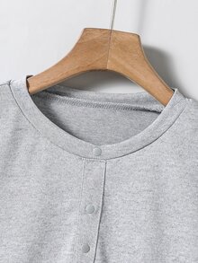 SHEIN تي شيرت أولاد مراهقين برقبة مستديرة وزينة أزرار بتصميم بسيط وأكمام طويلة لفصل الربيع/الخريف - رمادي - مشاهدة 4