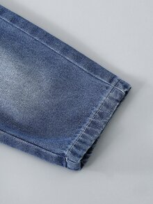 SHEIN Playful Pals 男嬰牛仔藍時尚復古休閒四季款酸洗前胸字母印花可調肩帶吊帶褲 - 中等水洗藍 - 查看 7